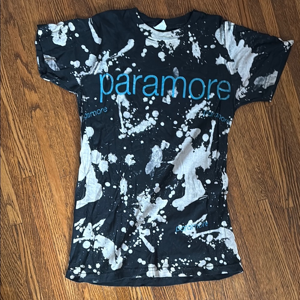 Vintage early 2000’s Paramore band tee
